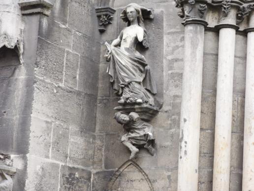 Eine Skulptur an der Liebfrauenkirche