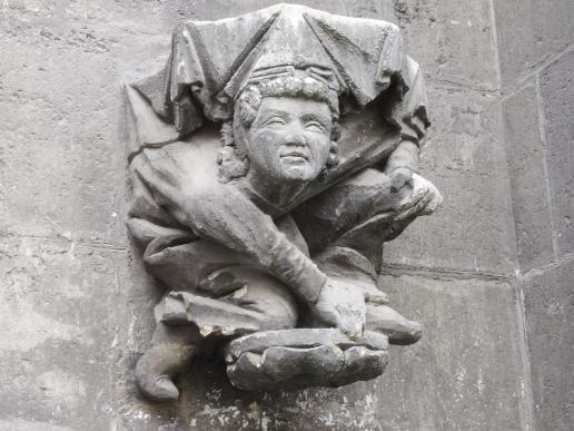 Eine Skulptur an der Liebfrauenkirche