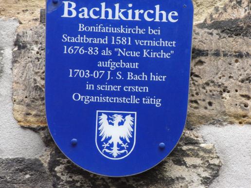 Eine Anschlagtafel an der Bachkirche