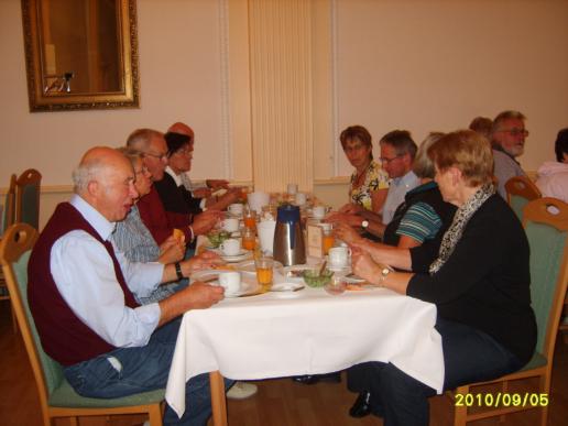 Beim Frühstück im Saal