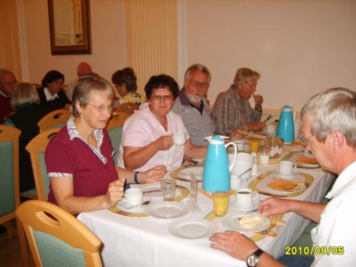 Beim Frühstück im Saal der "Goldenen Henne"
