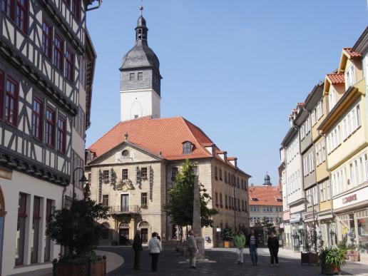 Auf der Marktstraße mit dem Rathaus
